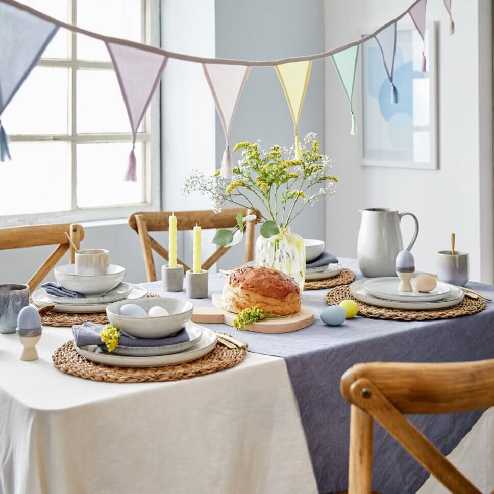 Festlich gedeckter und mit Osterdeko geschmückter Tisch