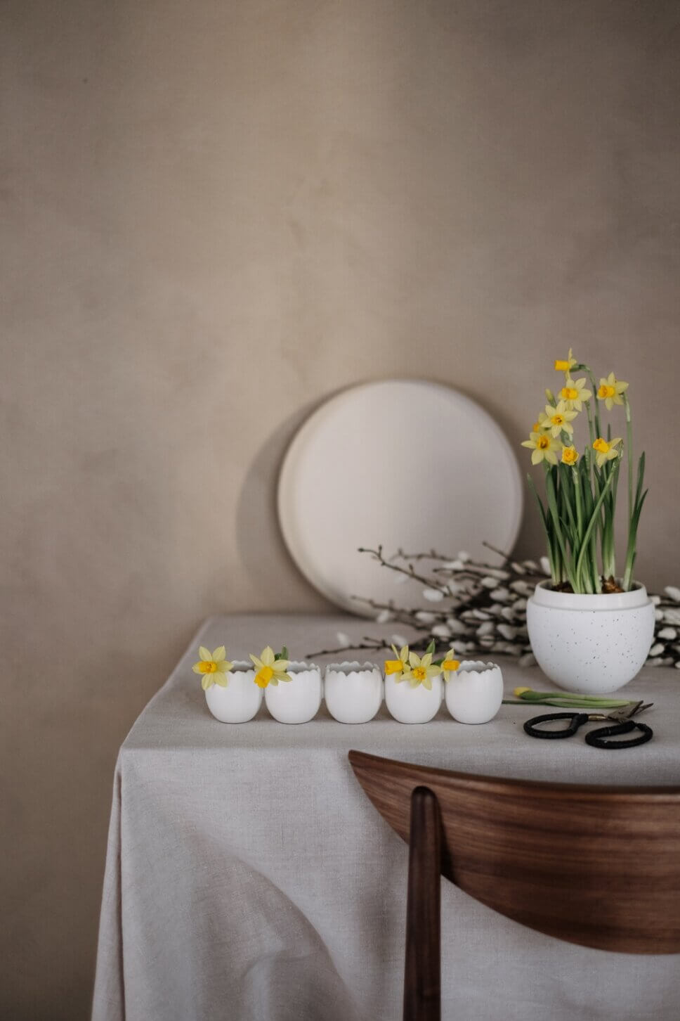 mit Osterdeko geschmückter Tisch