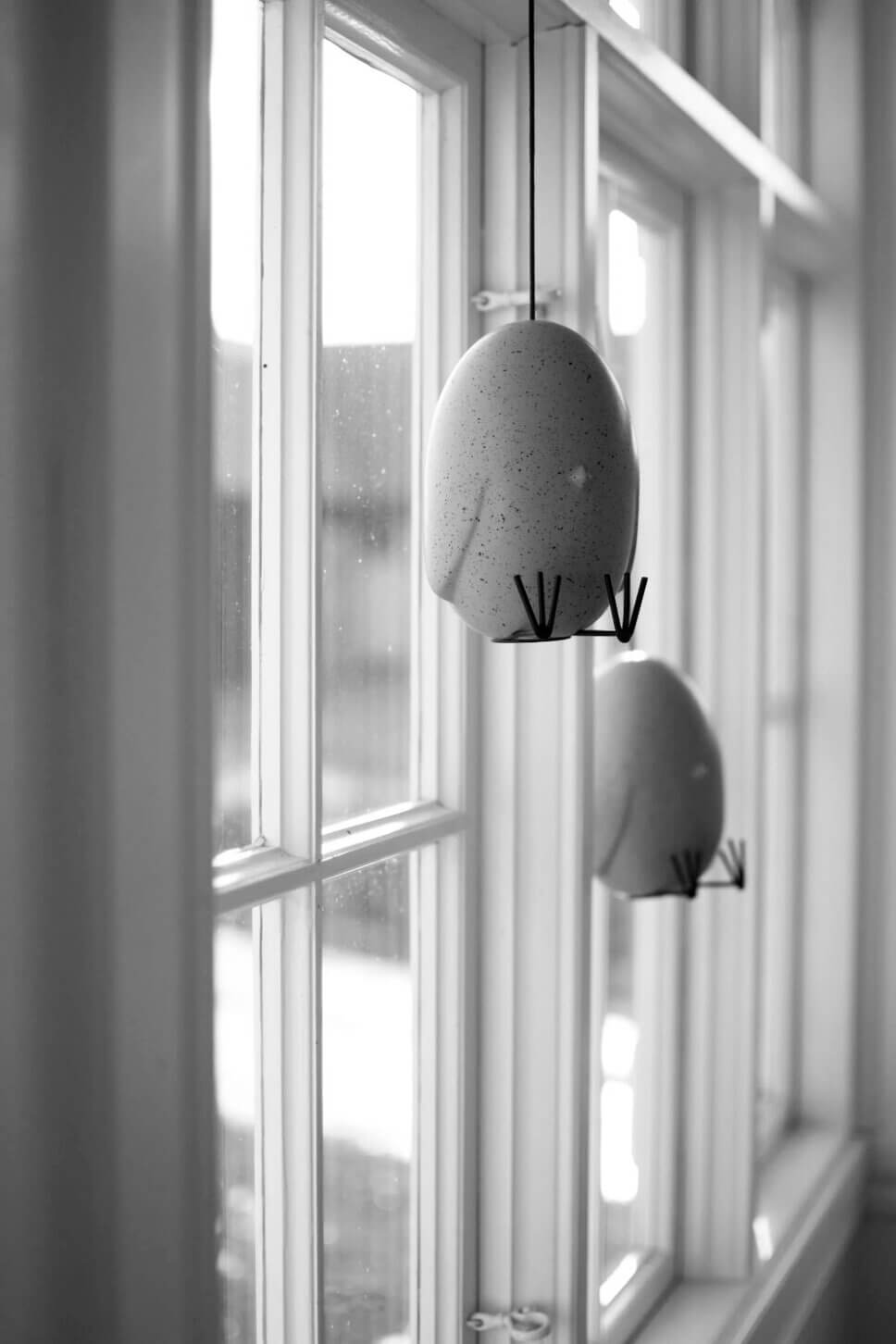 mit Osterdeko geschmücktes Fenster