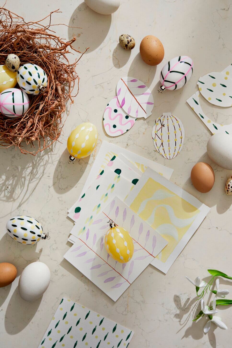 Festlich gedeckter und mit Osterdeko geschmückter Tisch