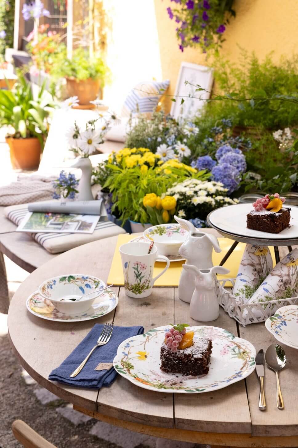 Festlich gedeckter und mit Osterdeko geschmückter Tisch