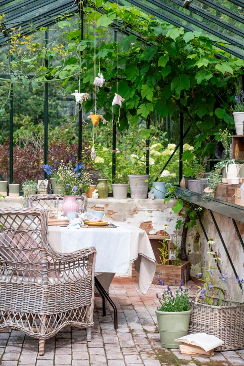 Festlich gedeckter und mit Osterdeko geschmückter Tisch