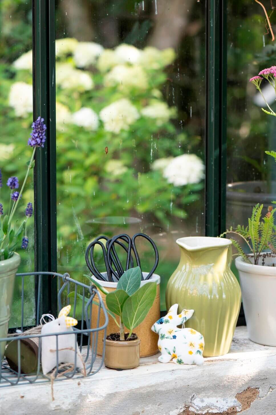 Festlich gedeckter und mit Osterdeko geschmückter Tisch