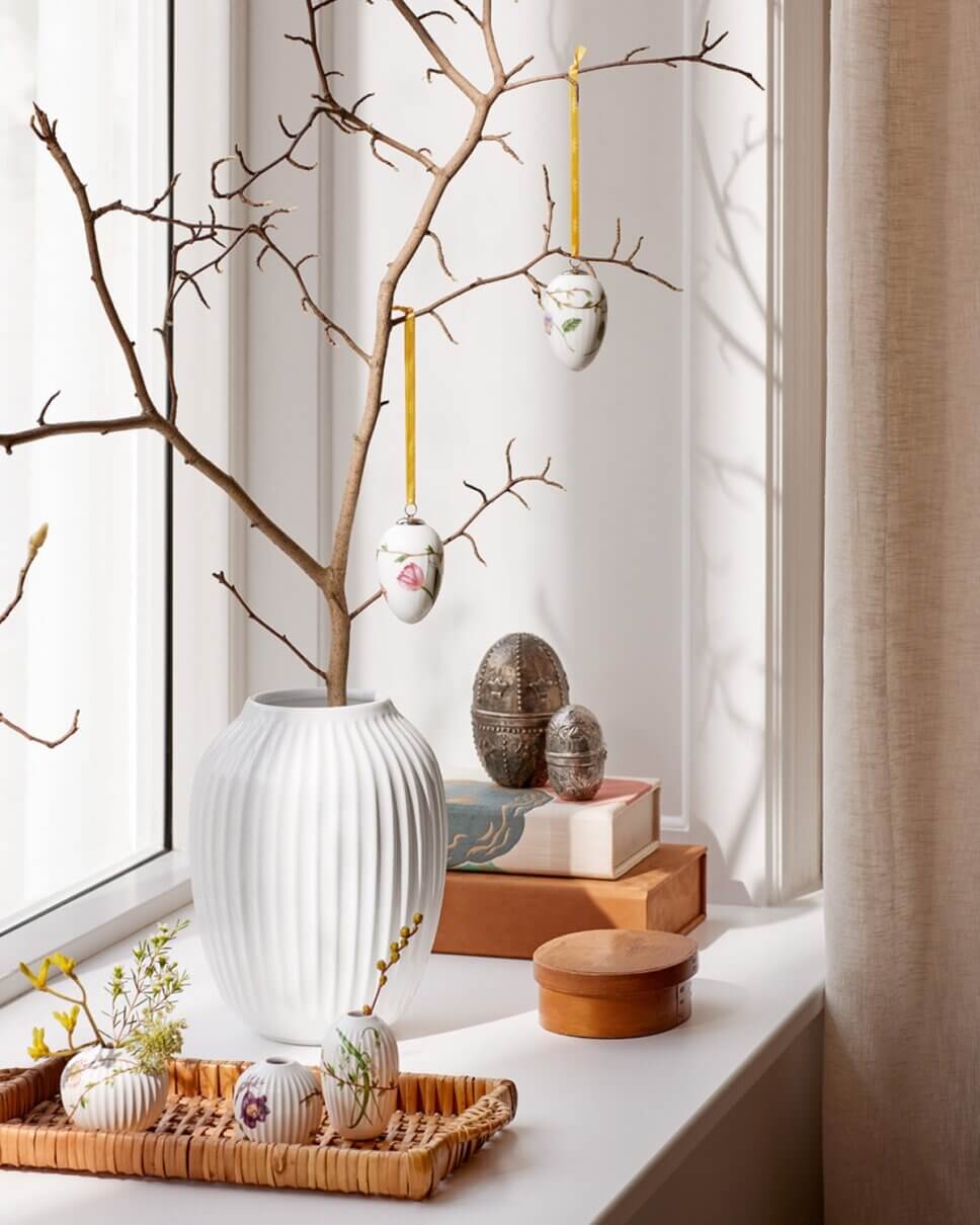 Festlich gedeckter und mit Osterdeko geschmückter Tisch