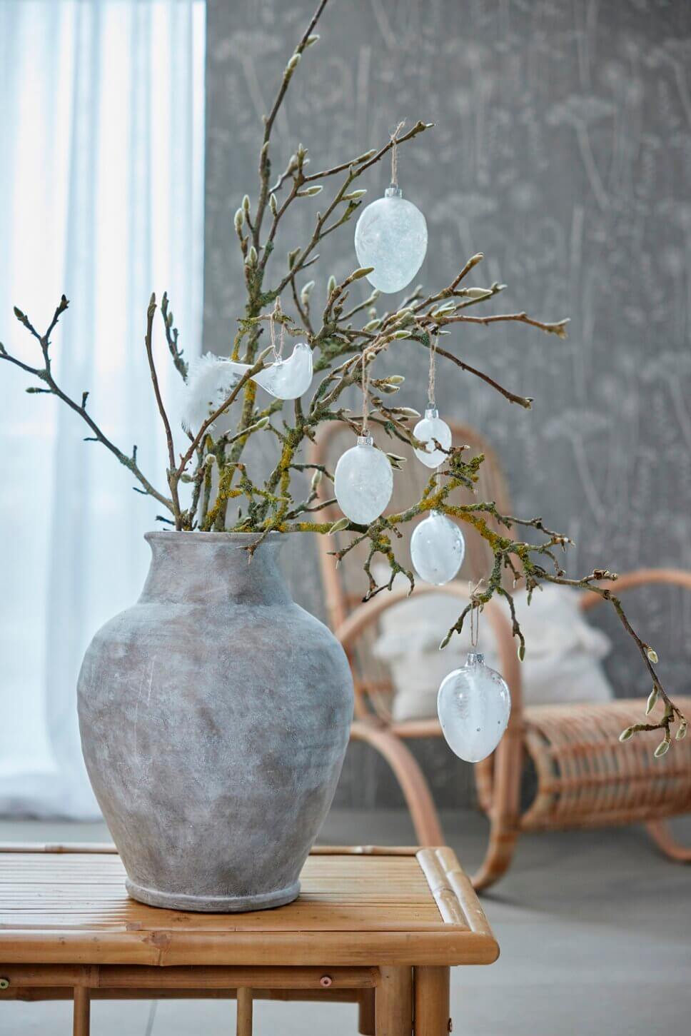 mit Osterdeko geschmückter Tisch