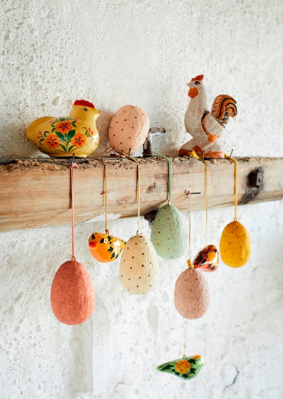 mit Osterdeko geschmückte wand