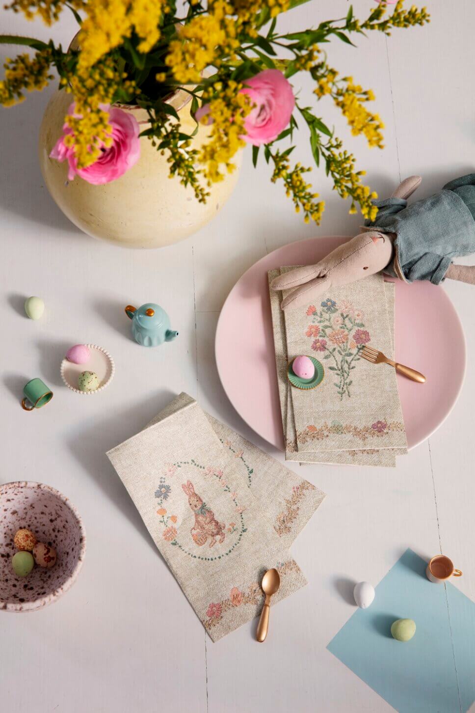 mit Osterdeko geschmückter Tisch