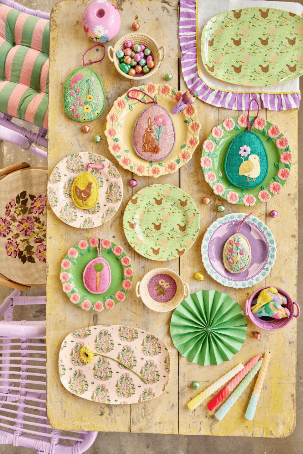 Festlich gedeckter und mit Osterdeko geschmückter Tisch