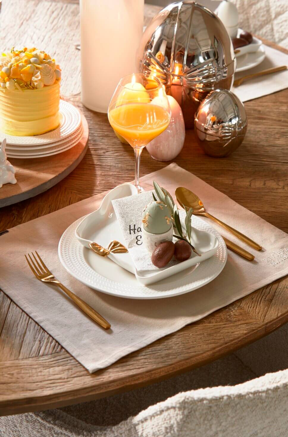 Festlich gedeckter und mit Osterdeko geschmückter Tisch