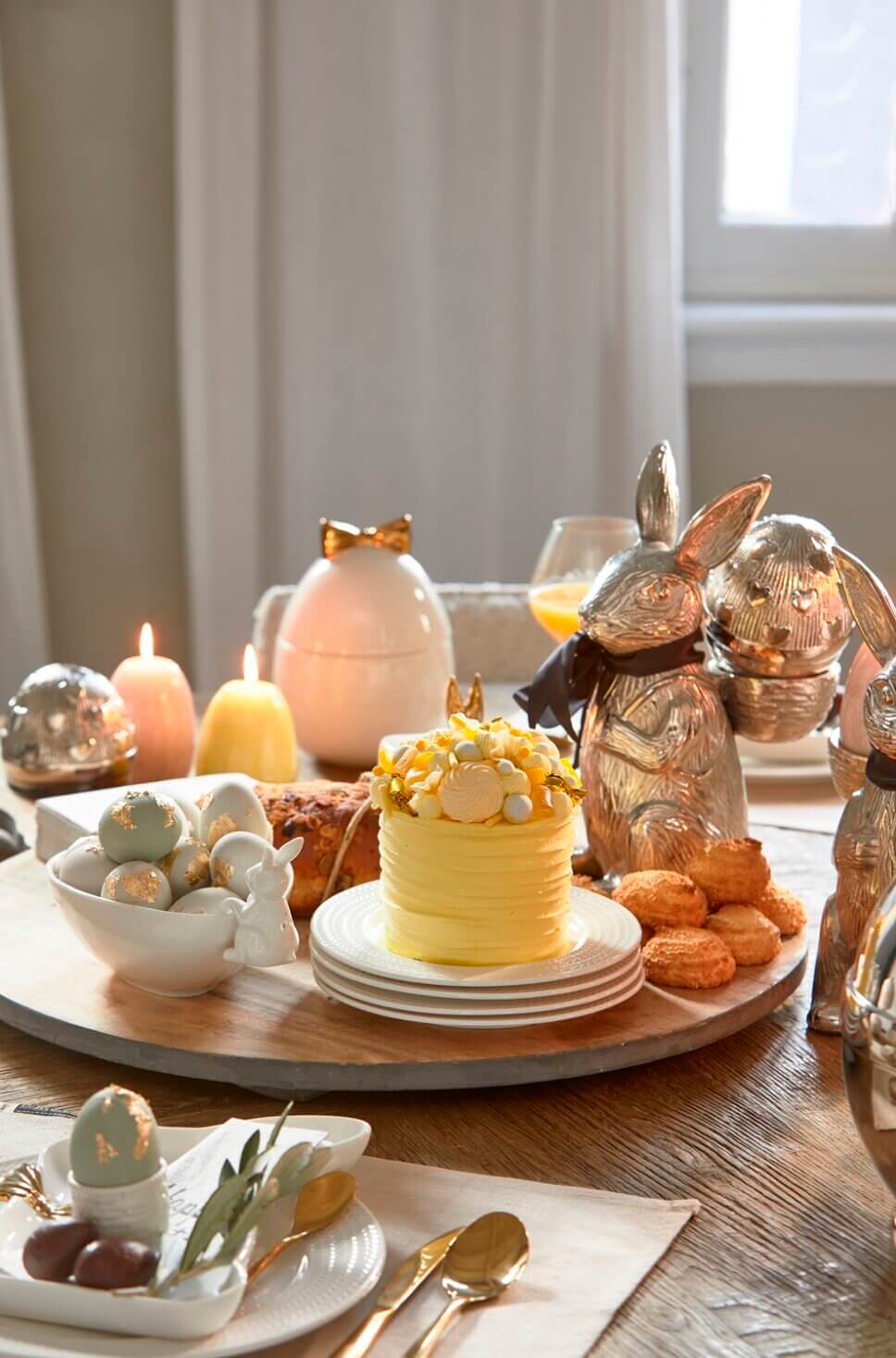 Festlich gedeckter und mit Osterdeko geschmückter Tisch