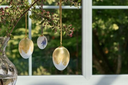 mit Osterdeko geschmückter Tisch