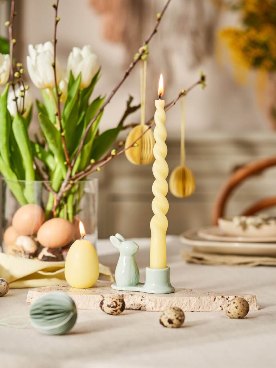 Festlich gedeckter und mit Osterdeko geschmückter Tisch