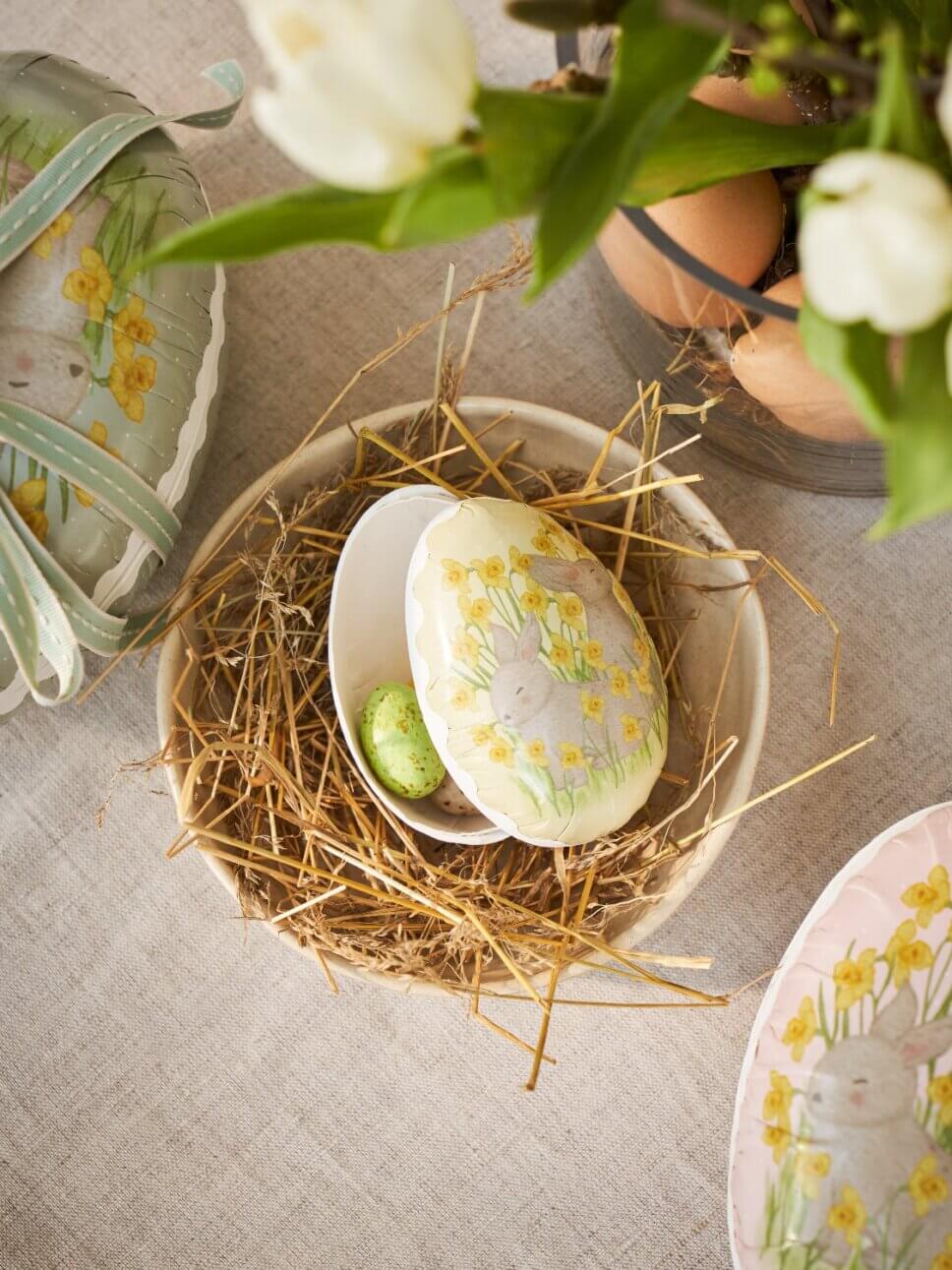 mit Osterdeko geschmückter Tisch