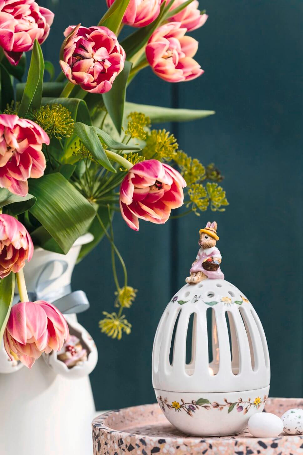 Festlich gedeckter und mit Osterdeko geschmückter Tisch