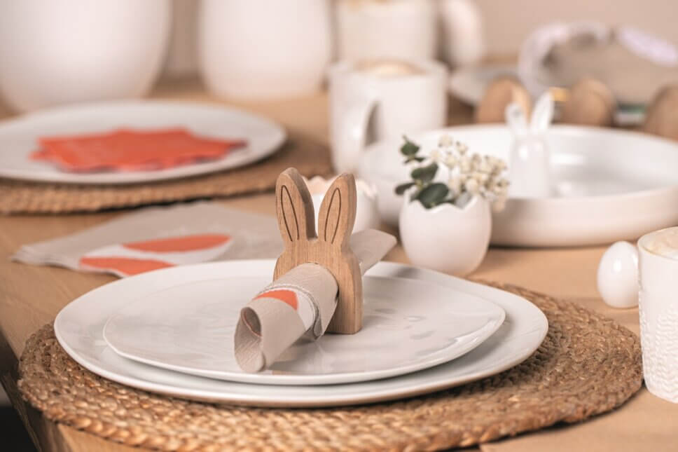 Festlich gedeckter und mit Osterdeko geschmückter Tisch