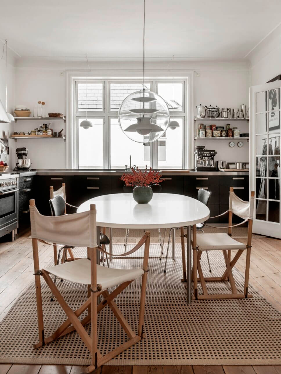 Skandinavisch modern eingerichtete offene Küche in Altbau