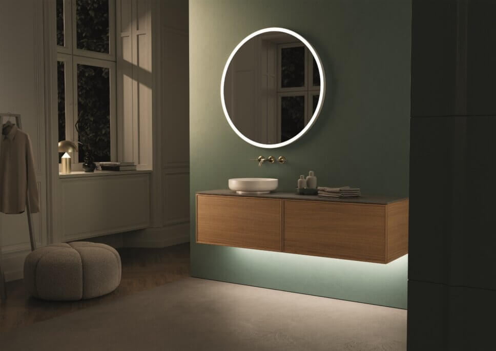 Modern eingerichtetes Badezimmer mit Waschbecken