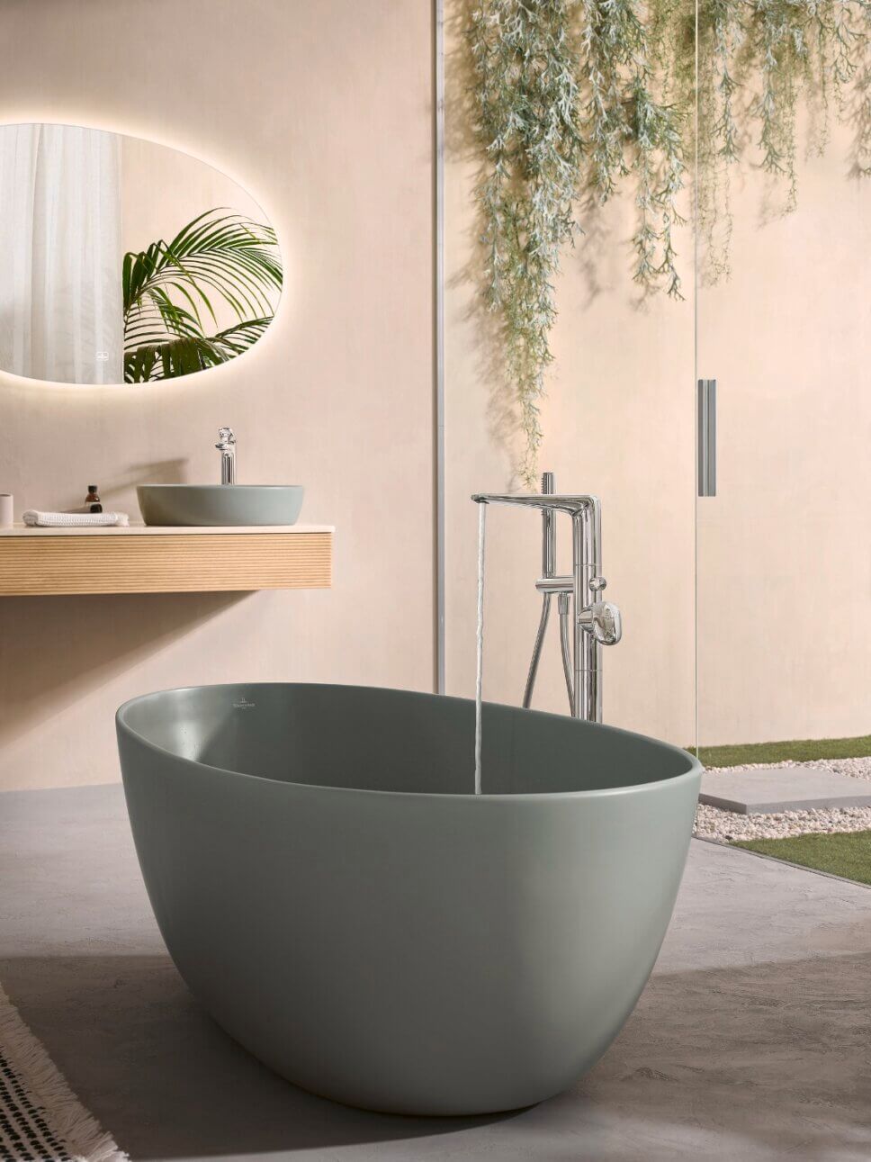 Modern eingerichtetes Badezimmer mit Waschbecken und Badewanne