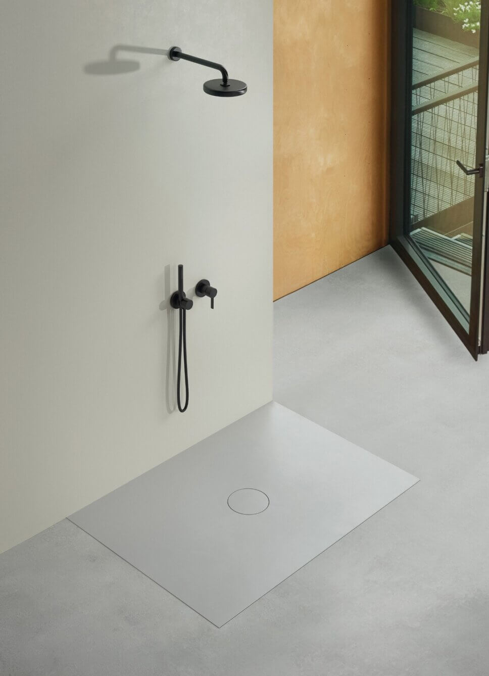 Modern eingerichtetes Badezimmer mit Dusche