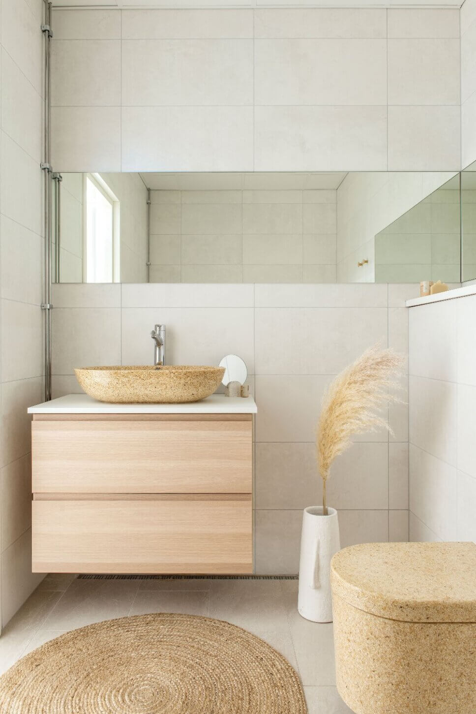 Modern eingerichtetes Badezimmer mit Waschbecken und wc