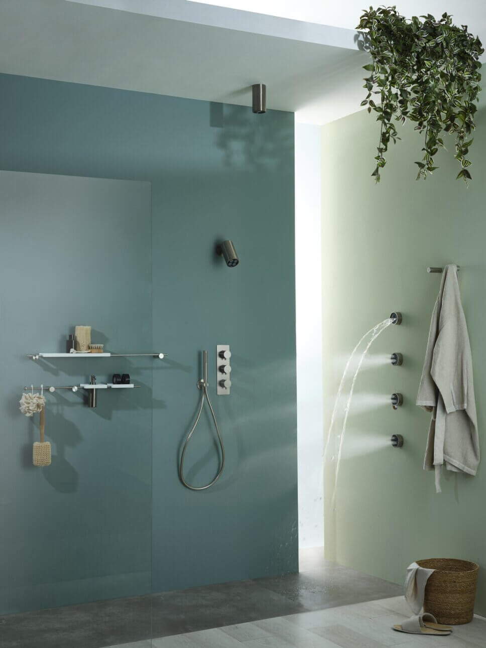 Modern eingerichtetes Badezimmer mit Dusche