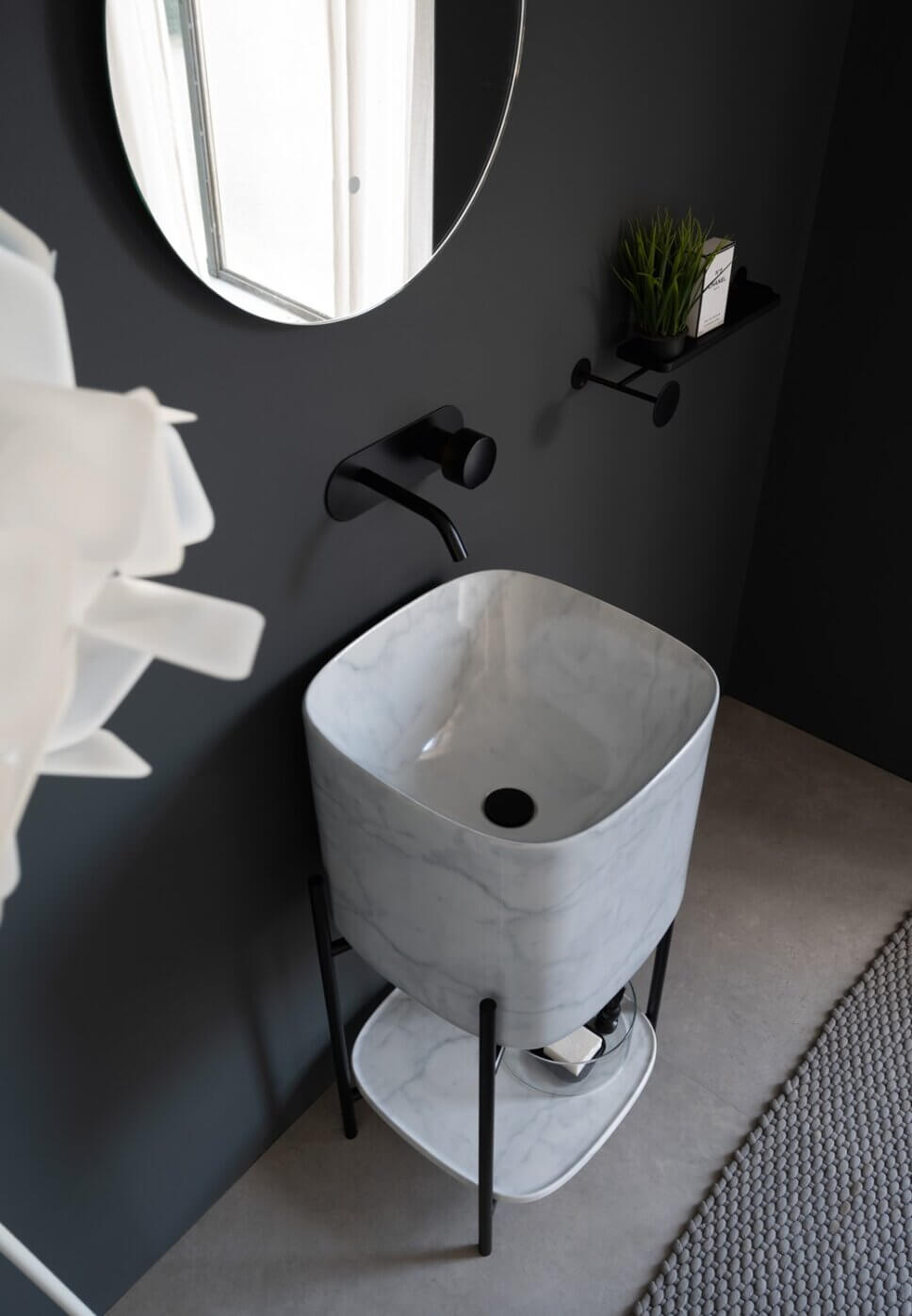 Modern eingerichtetes Badezimmer mit Waschbecken