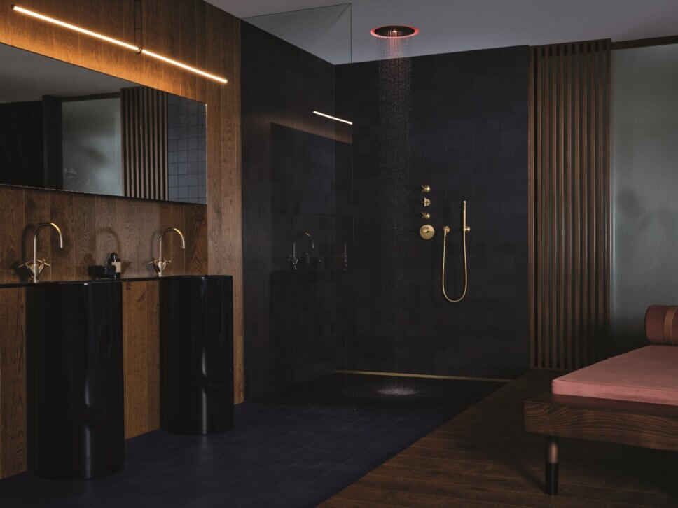 Modern eingerichtetes Badezimmer mit waschbecken und Dusche