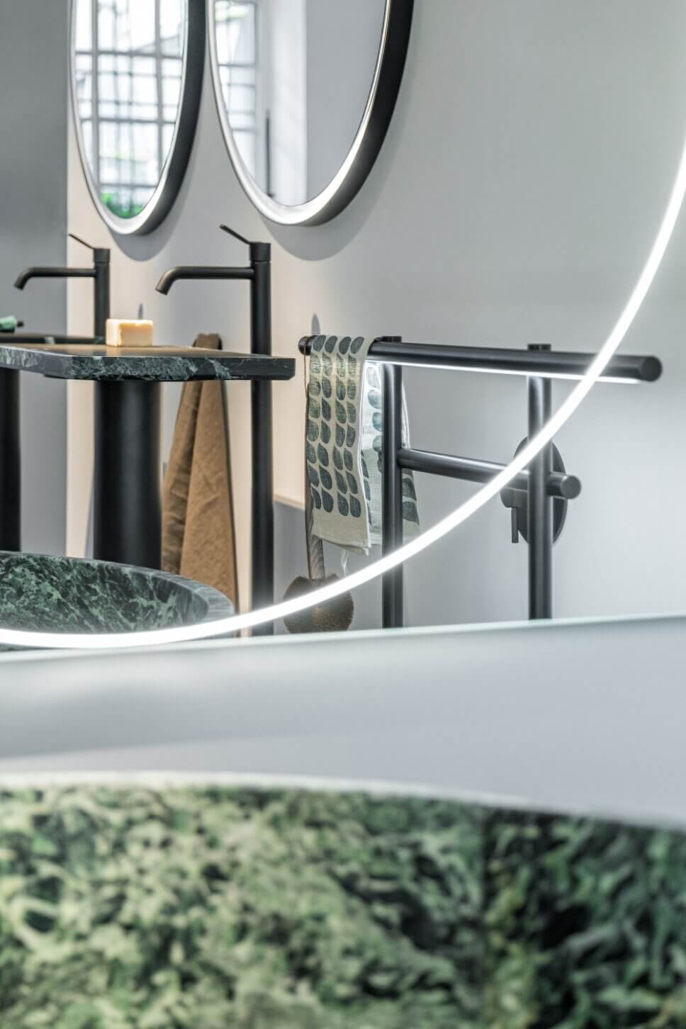 Modern eingerichtetes Badezimmer mit Waschbecken