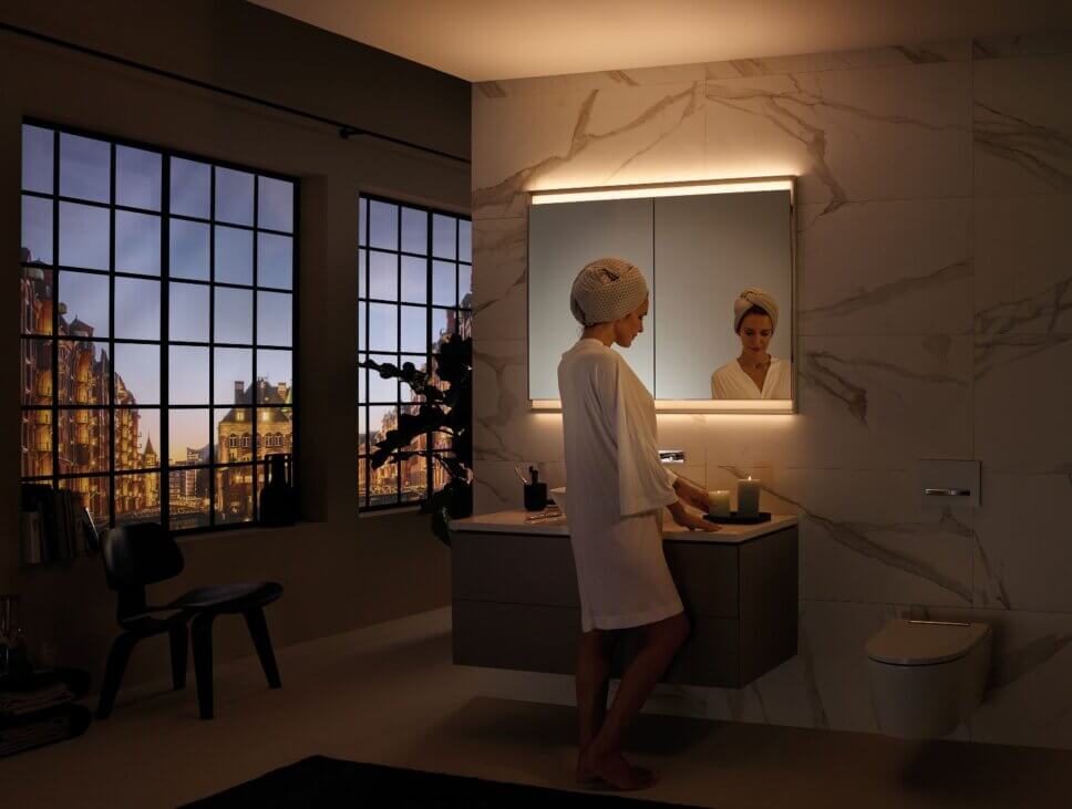 Modern eingerichtetes Badezimmer mit Waschbecken