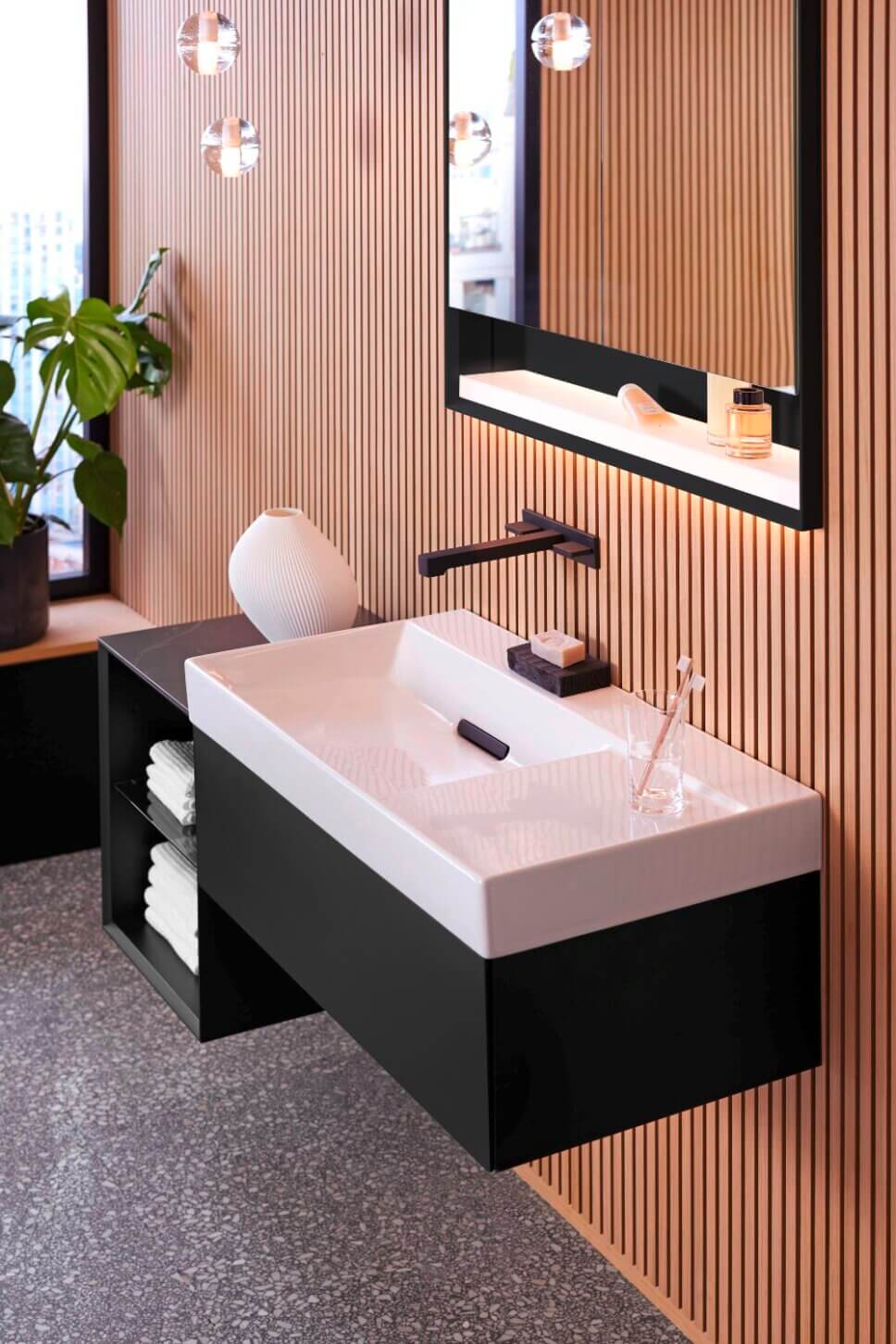 Modern eingerichtetes Badezimmer mit Waschbecken