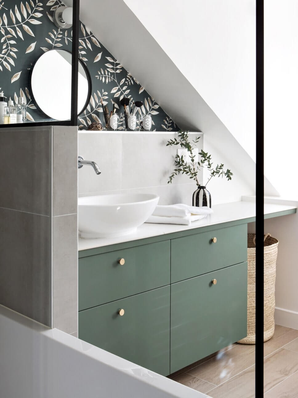 Modern eingerichtetes Badezimmer mit Waschbecken