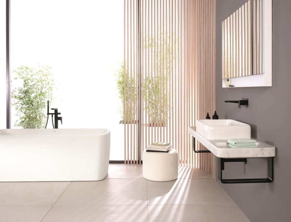 Modern eingerichtetes Badezimmer mit Waschbecken und Badewanne