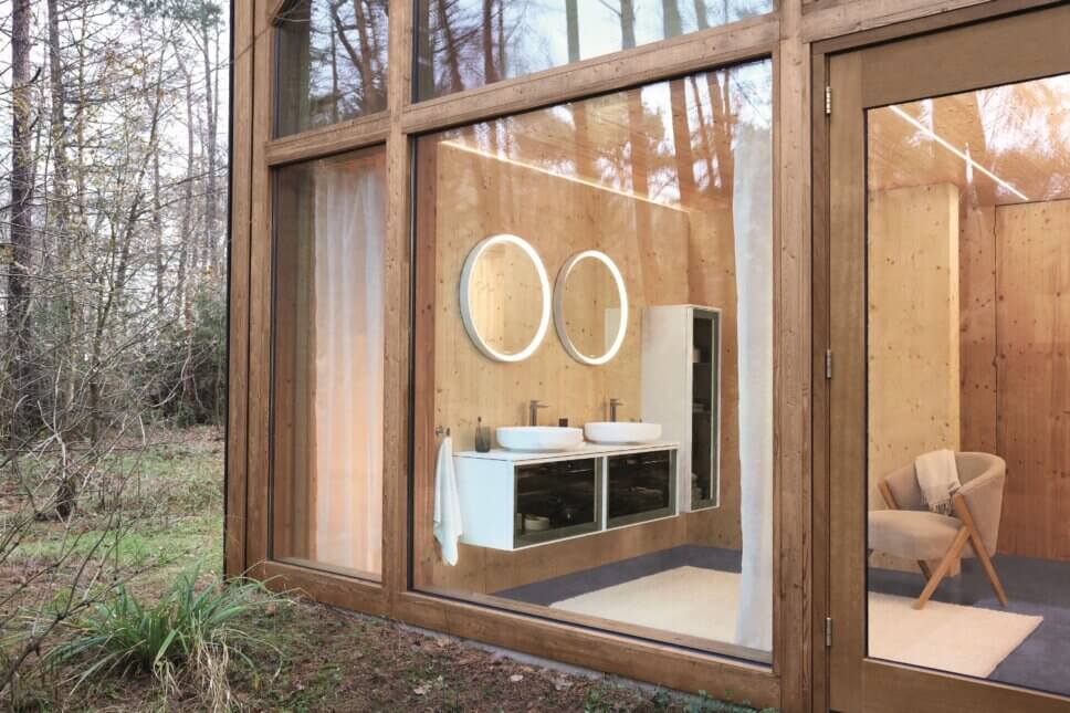 Modern eingerichtetes Badezimmer mit Waschbecken