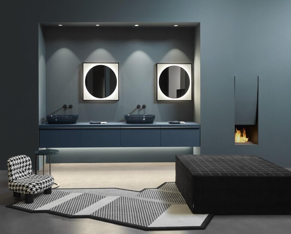 Modern eingerichtetes Badezimmer mit Waschbecken