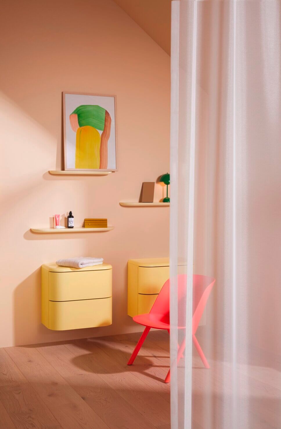 Modern eingerichtetes Badezimmer mit Kommoden