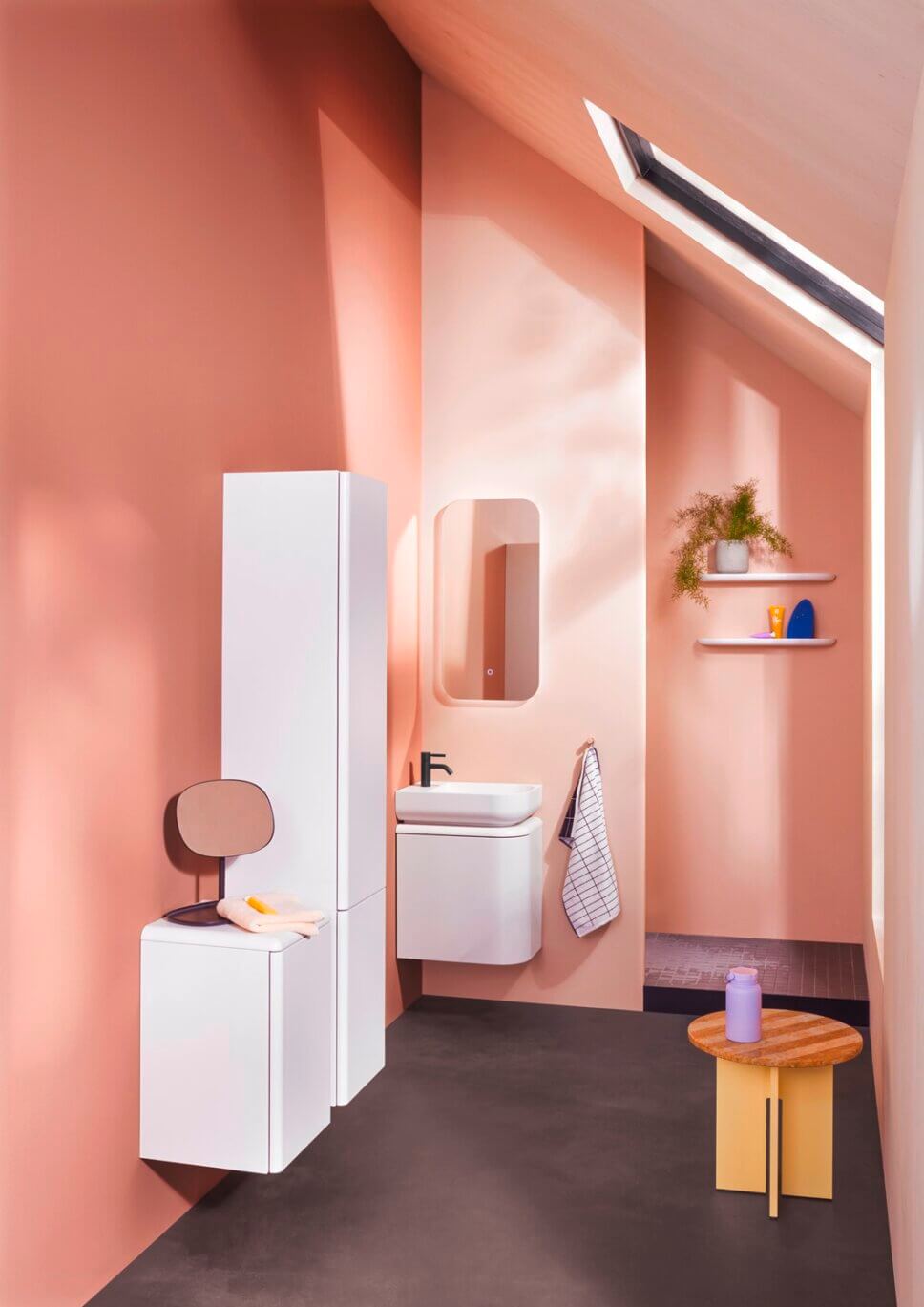 Modern eingerichtetes Badezimmer mit Waschbecken