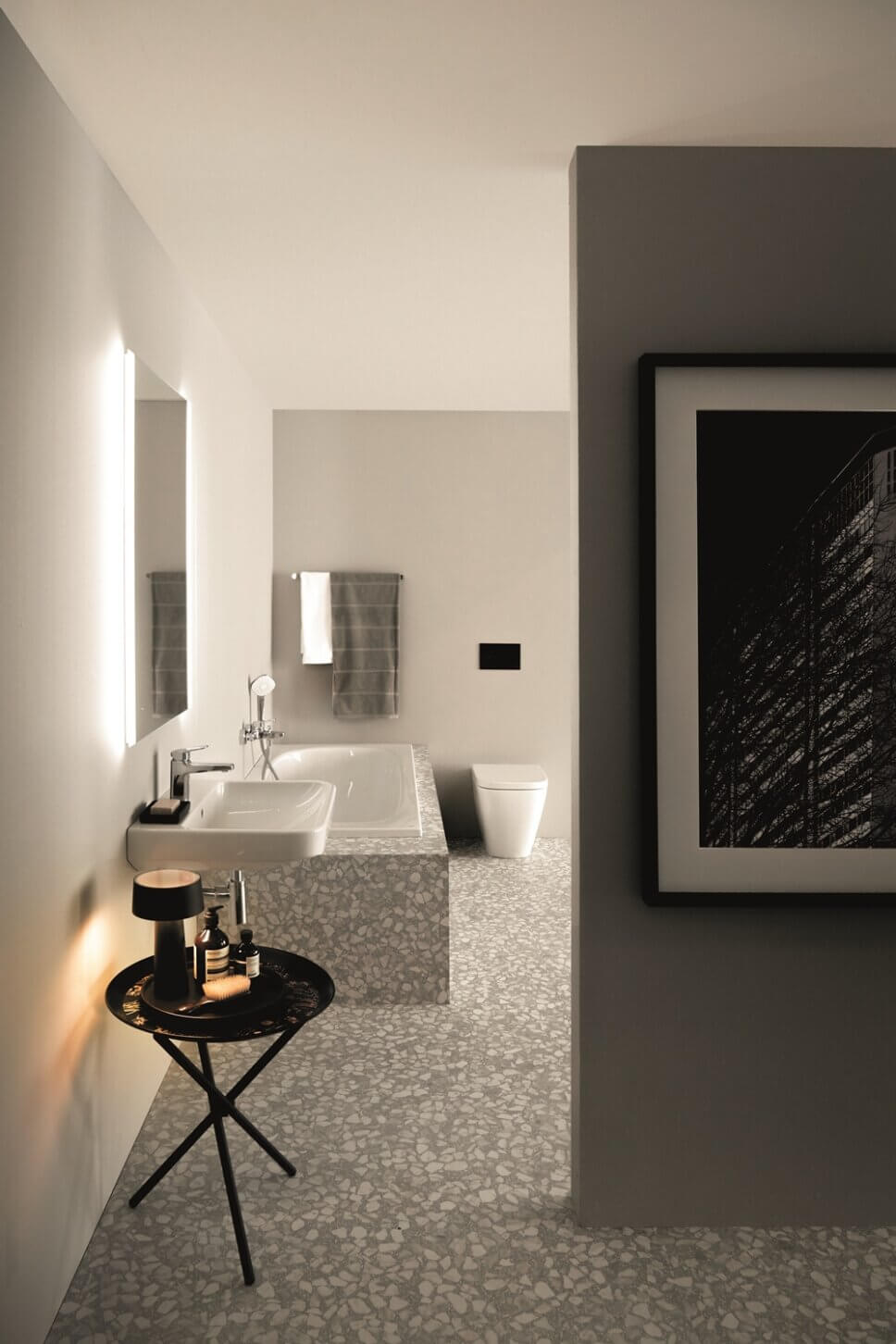 Modern eingerichtetes Badezimmer mit Waschbecken und Badewanne