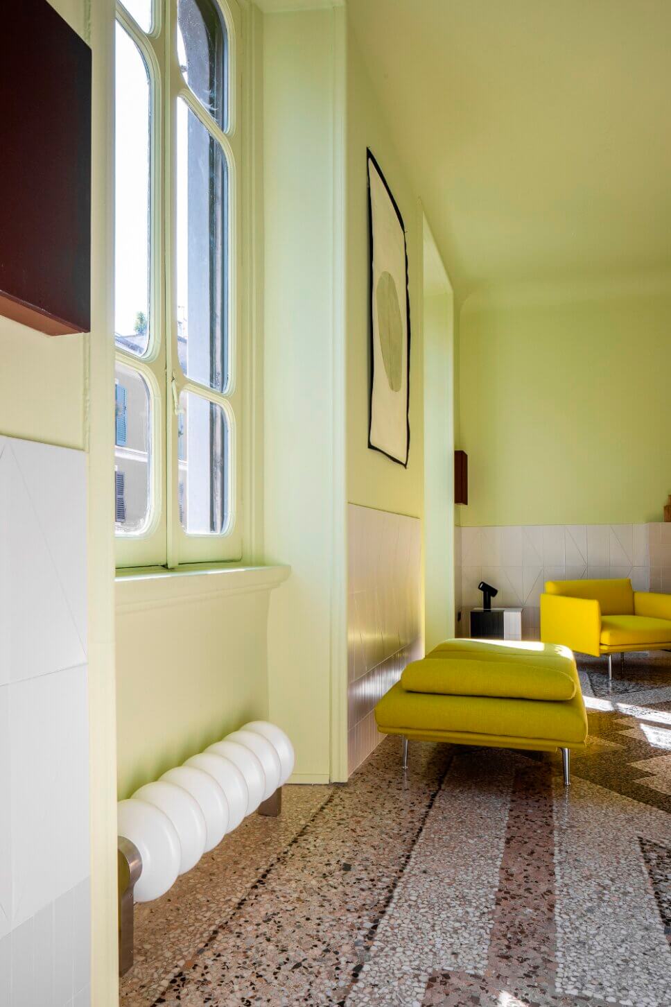 MIt skandinavischen Designermöbel modern eingerichtetes Wohnzimmer in Altbau