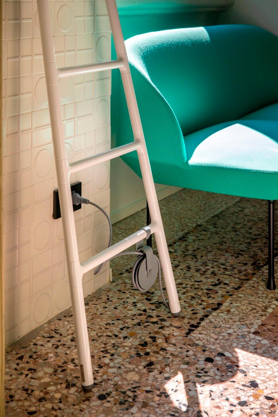 MIt skandinavischen Designermöbel modern eingerichtetes Wohnzimmer in Altbau