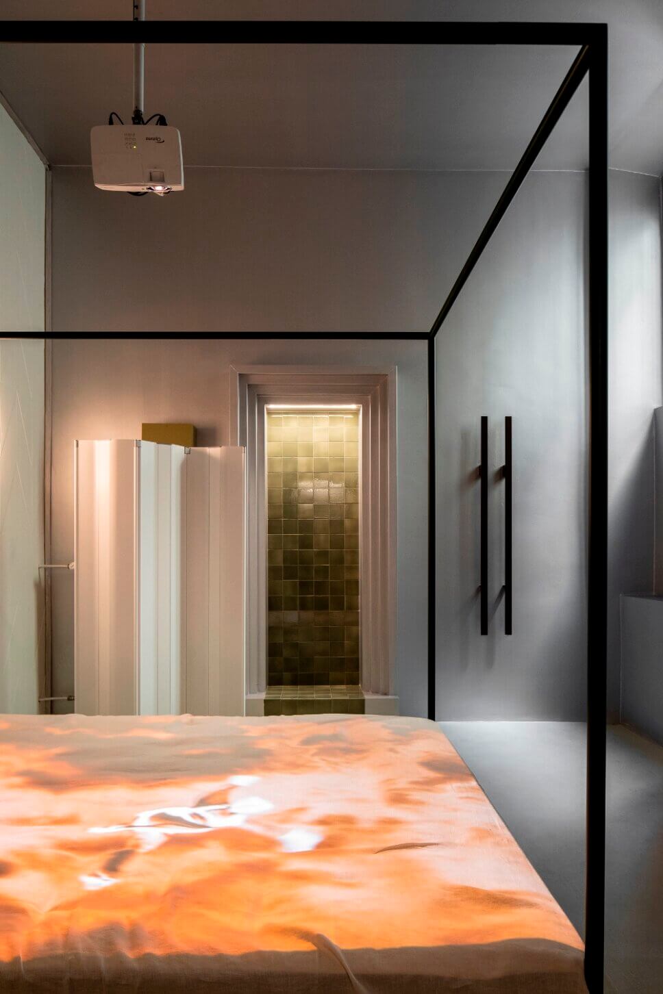 MIt skandinavischen Designermöbel modern eingerichtetes Schlafzimmer in Altbau