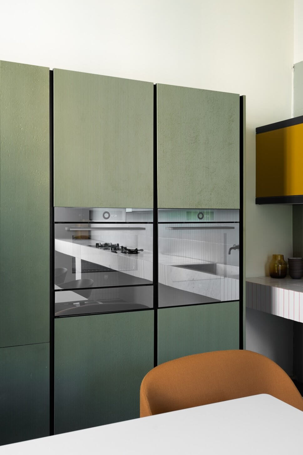 Modern eingerichtete offene Küche in Altbau