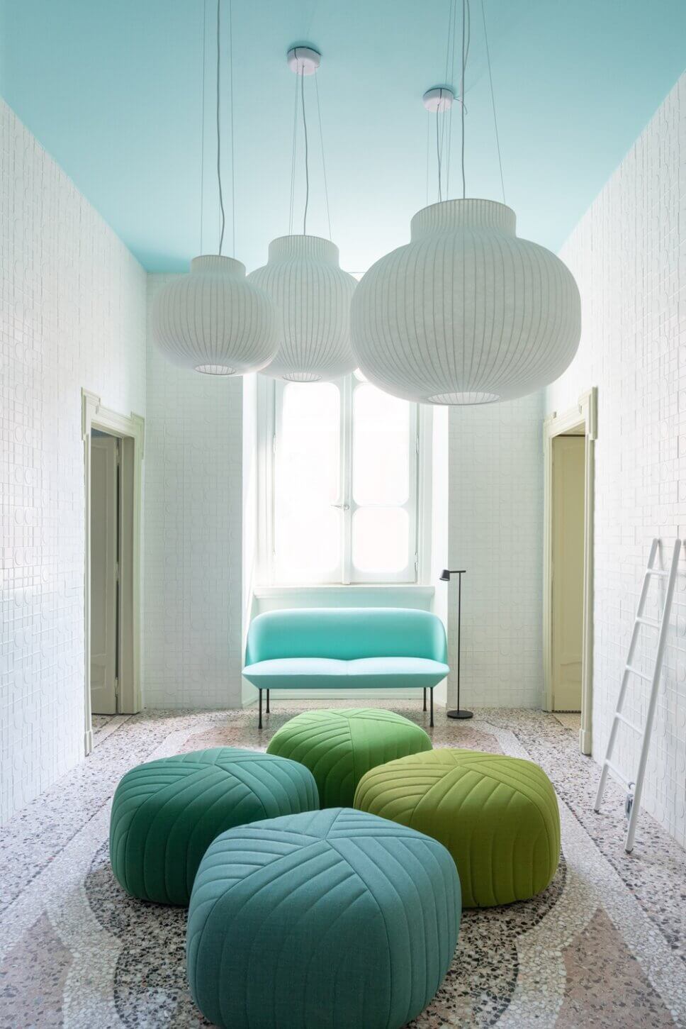 MIt skandinavischen Designermöbel modern eingerichtetes Wohnzimmer in Altbau