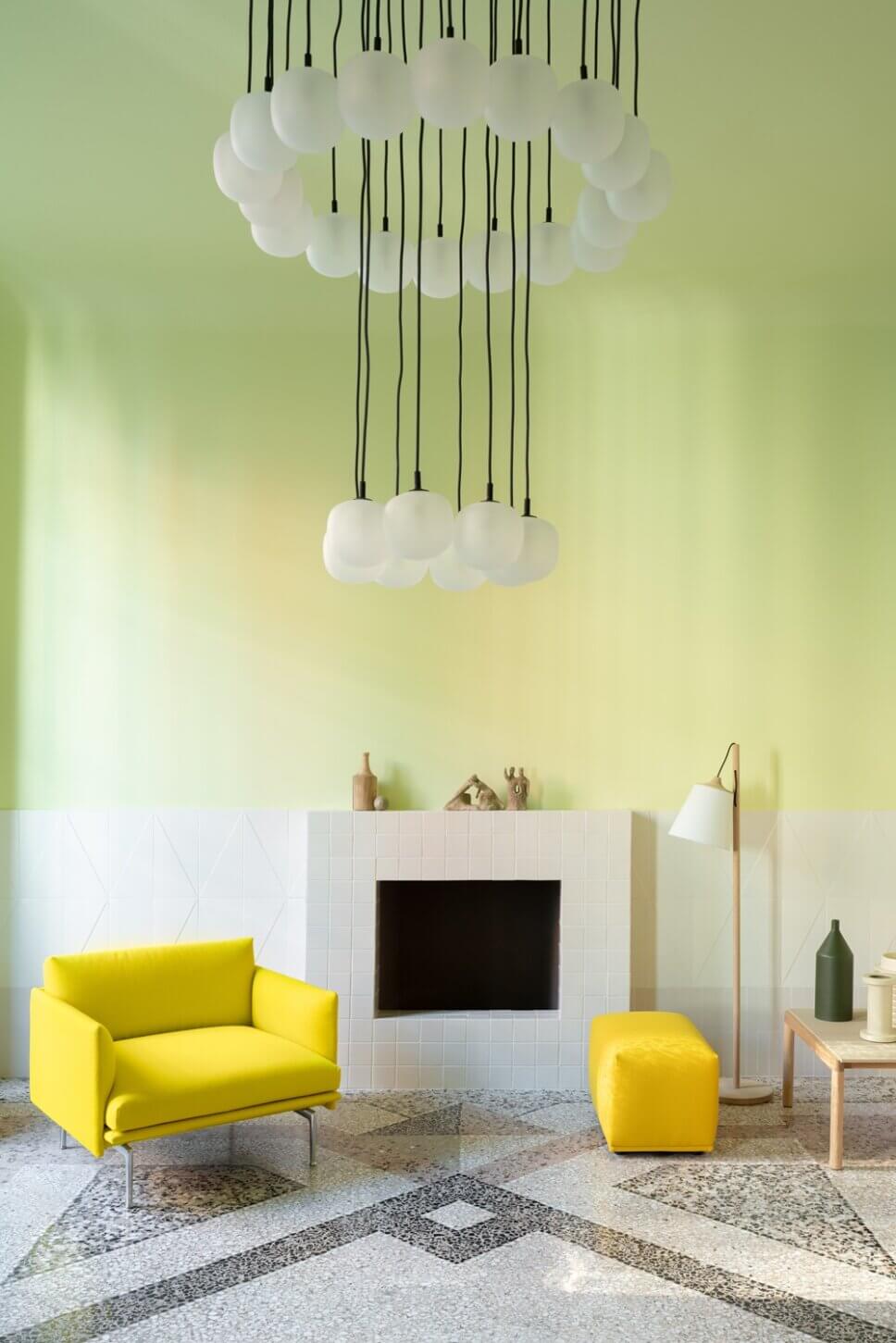 MIt skandinavischen Designermöbel modern eingerichtetes Wohnzimmer in Altbau