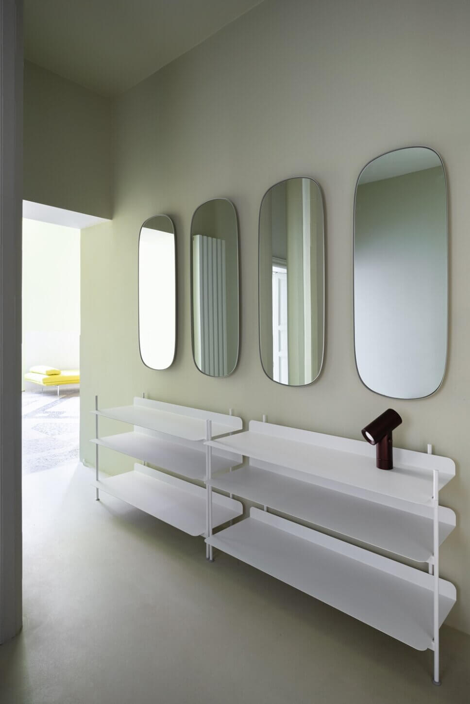 MIt skandinavischen Designermöbel modern eingerichteter Flur in Altbau