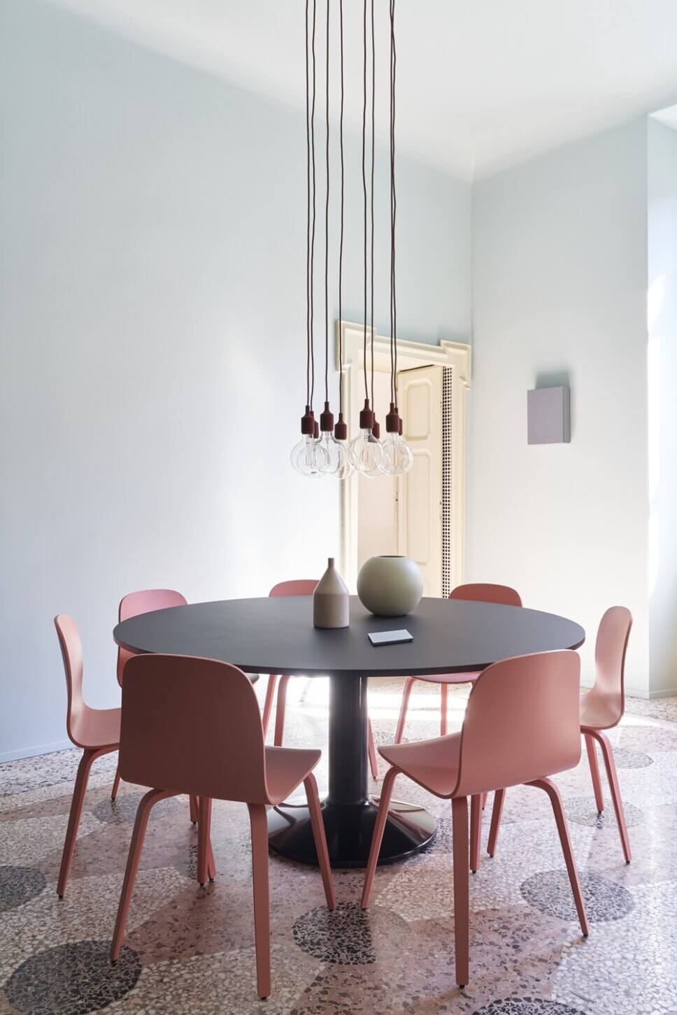 MIt skandinavischen Designermöbel modern eingerichtetes Esszimmer in Altbau