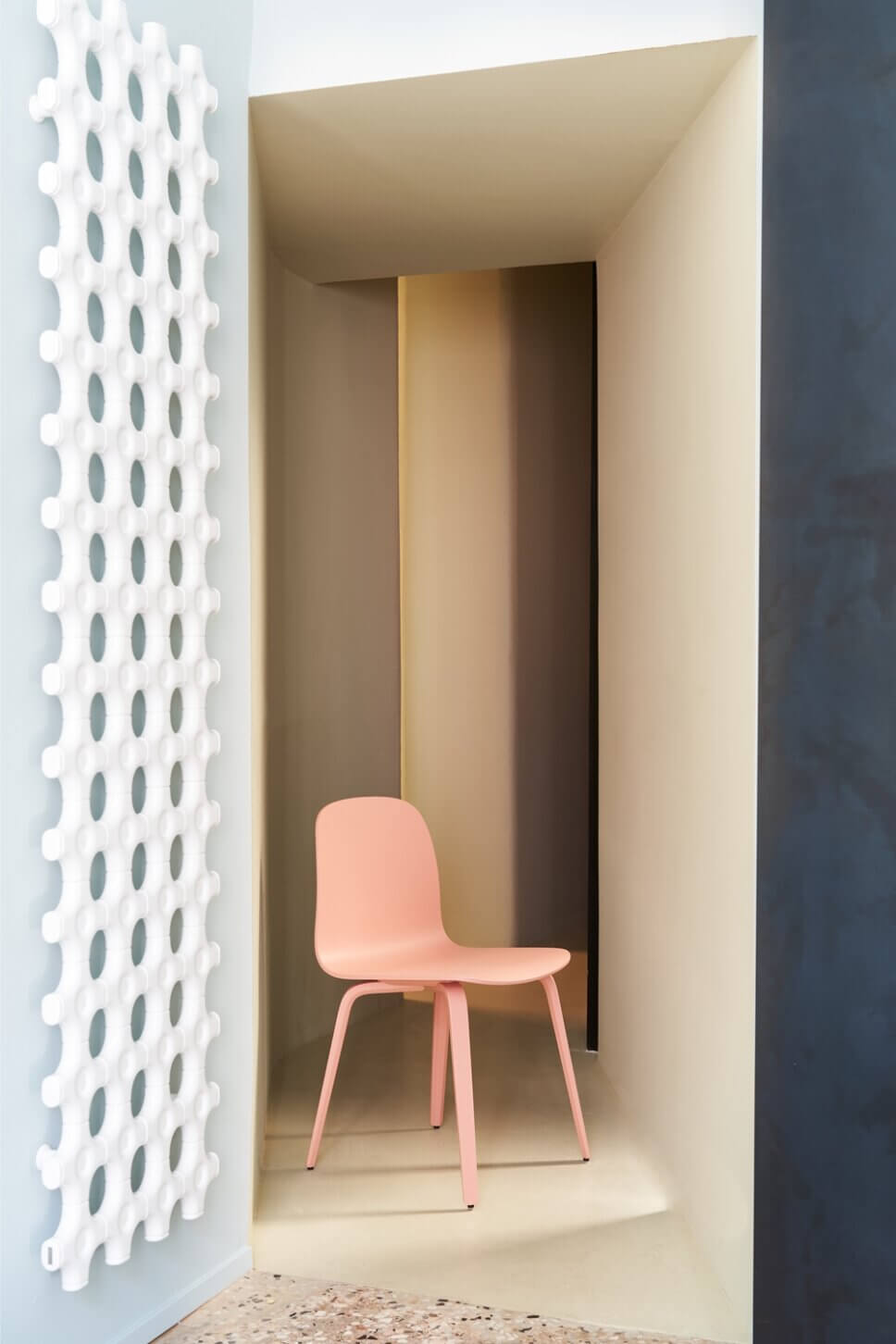 MIt skandinavischen Designermöbel modern eingerichteter Flur in Altbau