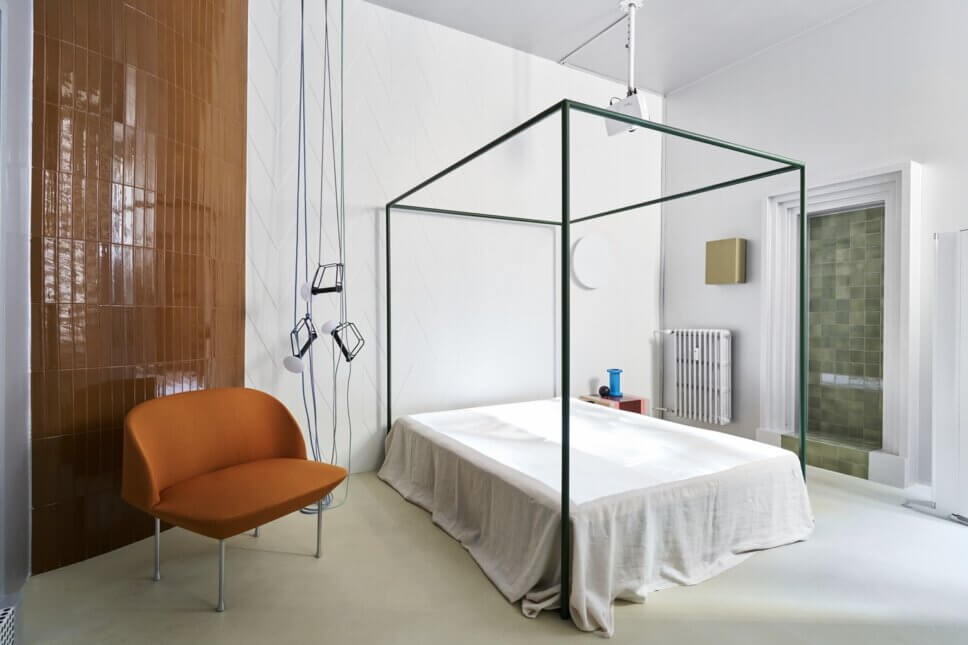 MIt skandinavischen Designermöbel modern eingerichtetes Schlafzimmer in Altbau