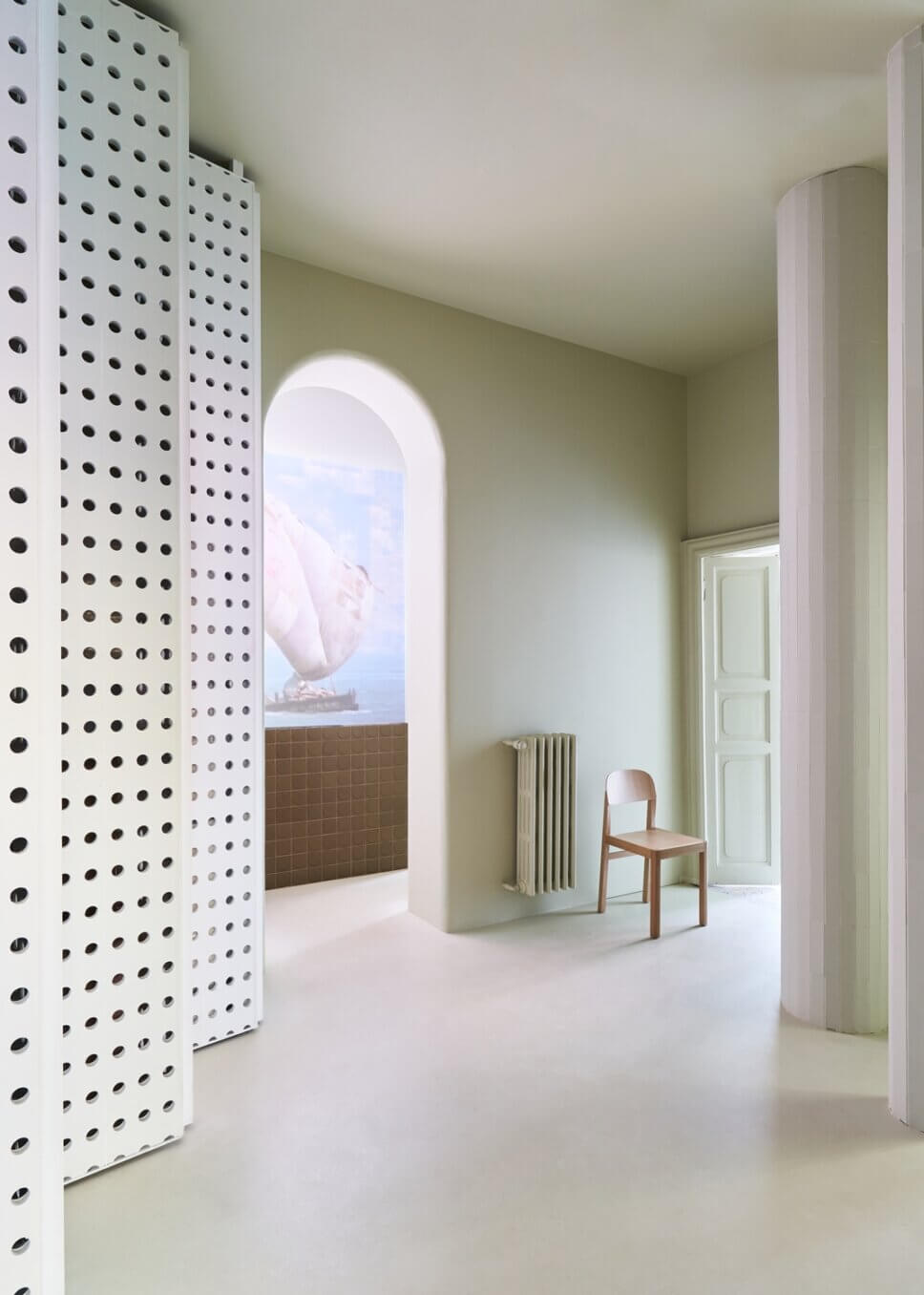 MIt skandinavischen Designermöbel modern eingerichteter Flur in Altbau