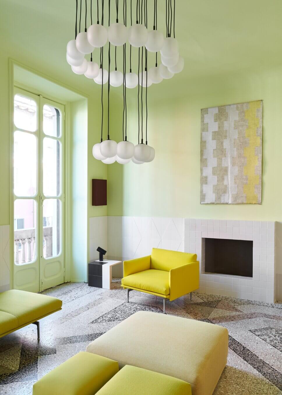 MIt skandinavischen Designermöbel modern eingerichtetes Wohnzimmer in Altbau