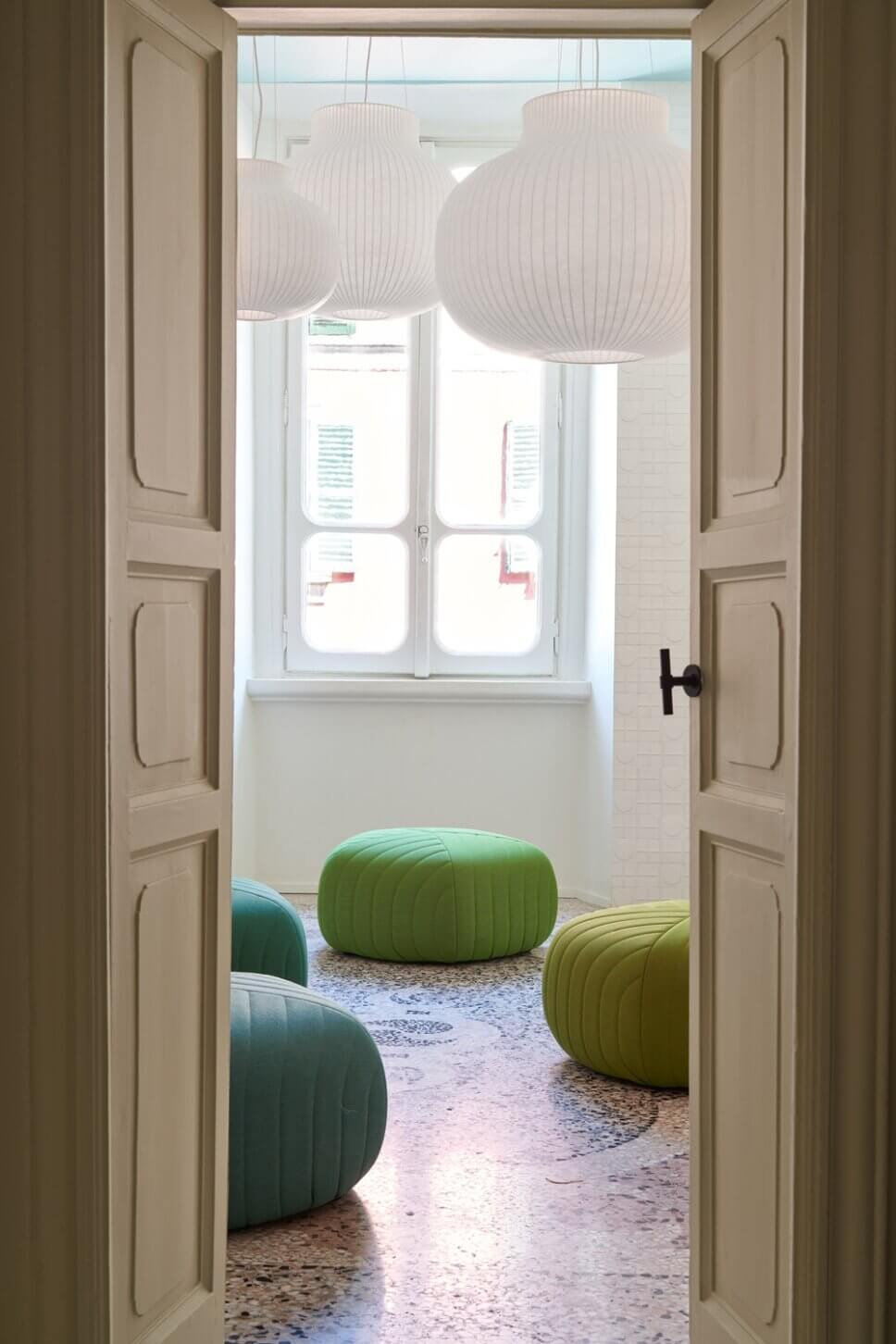 MIt skandinavischen Designermöbel modern eingerichtetes Wohnzimmer in Altbau